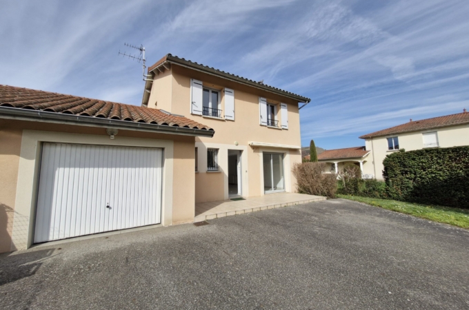 Maison mitoyenne de 92 m² rénovée avec jardin Maison mitoyenne de 92 m² rénovée avec jardin