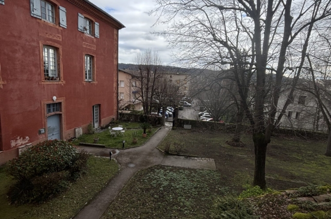 Appartement T2 de 73 m² avec jardin grillagé, proche du centre