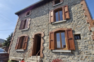 Jolie maison rénovée en pierres au calme T3 bis de 105 m² Jolie maison rénovée en pierres au calme T3 bis de 105 m²