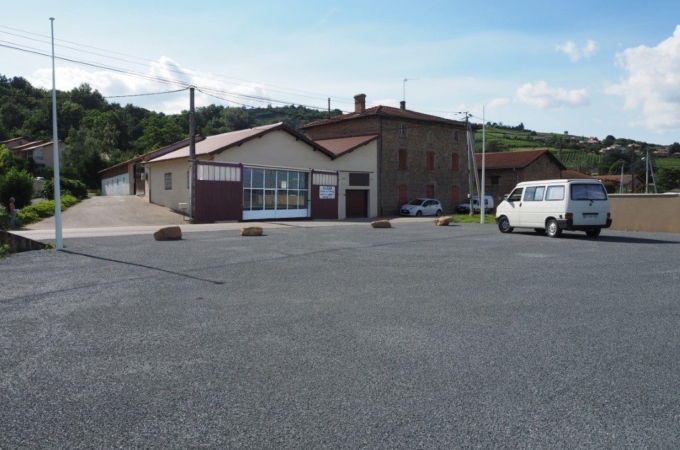 Local industriel ou commercial de 200 m²