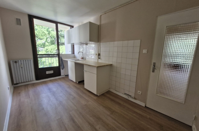 Appartement T4 de 80 m² rénové situé au 4ᵉ étage. Appartement T4 de 80 m² rénové situé au 4ᵉ étage.