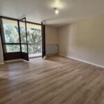 Appartement T4 de 80 m² rénové situé au 4ᵉ étage.