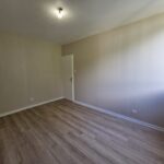 Appartement T4 de 80 m² rénové situé au 4ᵉ étage.
