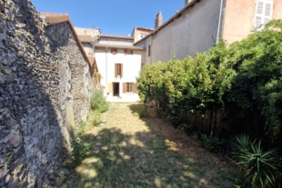 Maison de village rénovée T5 de 172 m² avec jardin
