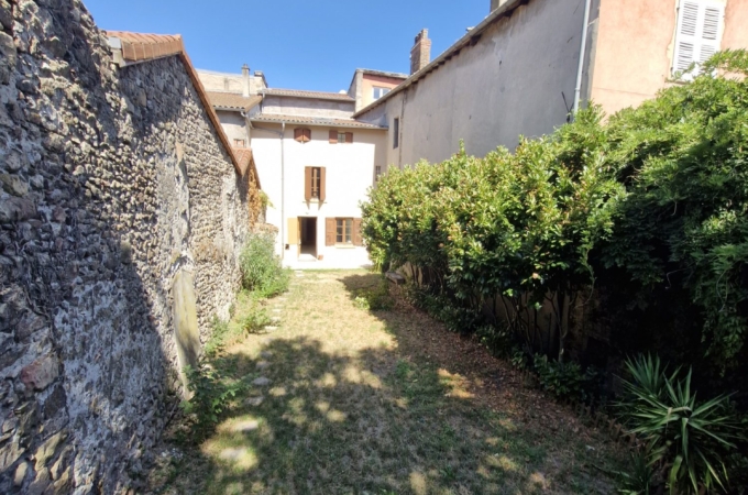 Maison de village rénovée T5 de 172 m² avec jardin Maison de village rénovée T5 de 172 m² avec jardin